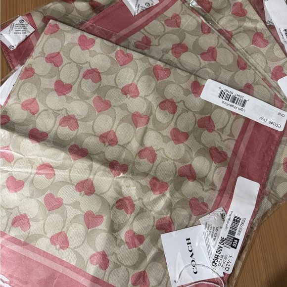 🥰 Coach Signature Heart Print Silk Bandana - Picture 5 of 9